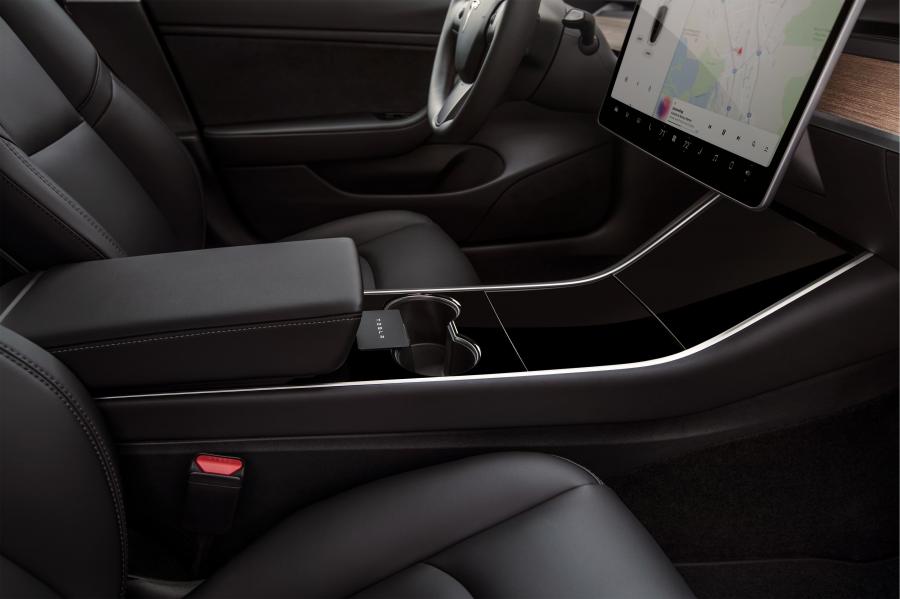 Интерьер Tesla Model 3 2017 года  (US) (фото 14 из 49)